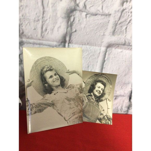 Vintage Original Found Photos “Hat Girls” B&W Snapshot Photos Photography 1950’s - Picture 10 of 10